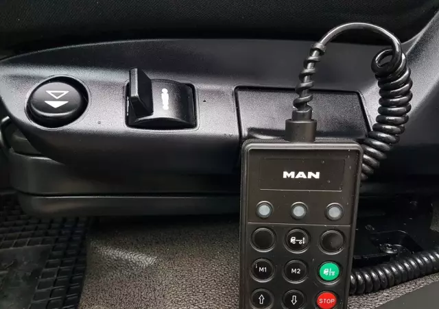 MAN TGL 12.220 HAKOWIEC 4x2 KLIMA HAKOWIEC DO KONTENERÓW 