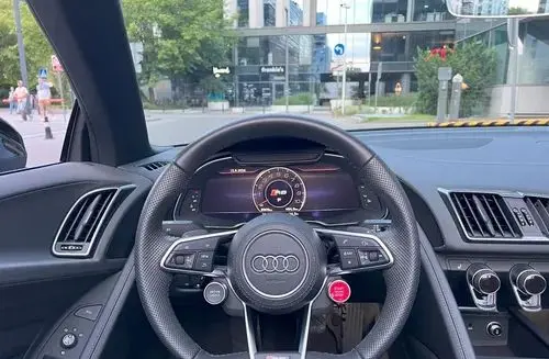 AUDI R8 