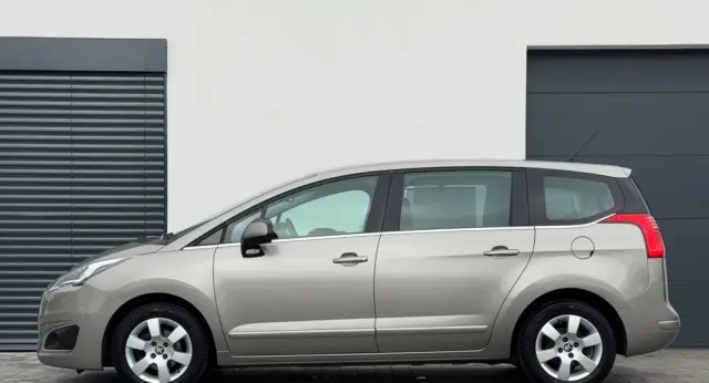 PEUGEOT 5008 1.6 HDi Active