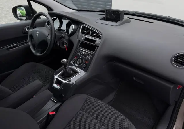 PEUGEOT 5008 1.6 HDi Active