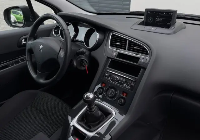 PEUGEOT 5008 1.6 HDi Active