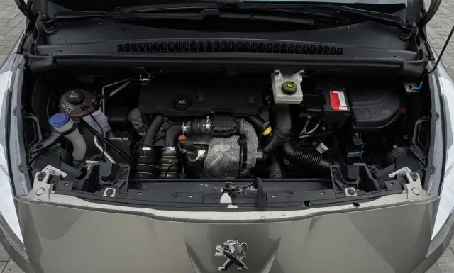 PEUGEOT 5008 1.6 HDi Active