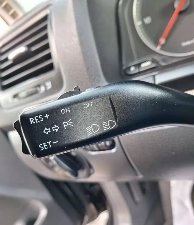 VOLKSWAGEN Jetta 1.9 TDI (101 KM)