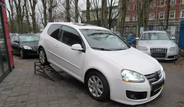 VOLKSWAGEN Golf 