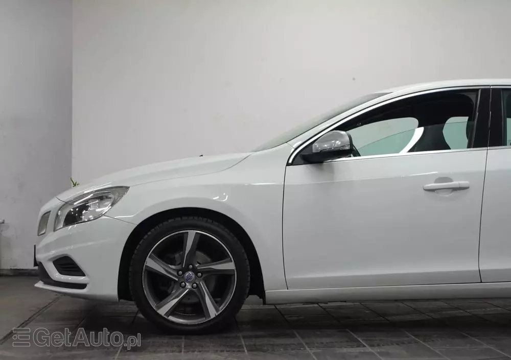 VOLVO V60 D3 R-Design