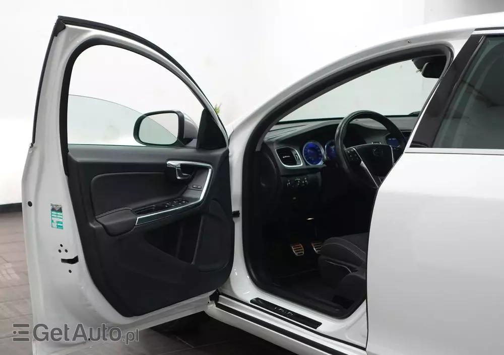 VOLVO V60 D3 R-Design