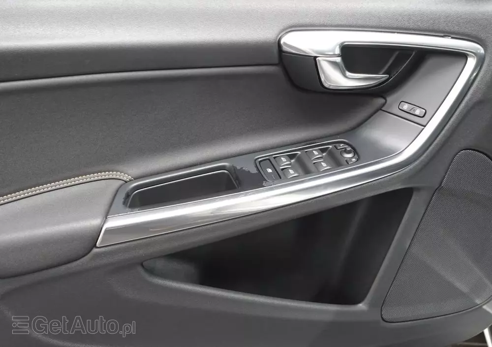 VOLVO V60 D3 R-Design