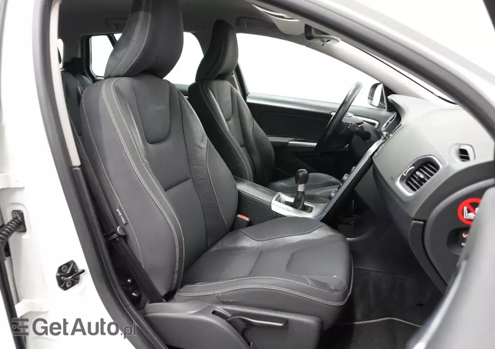 VOLVO V60 D3 R-Design