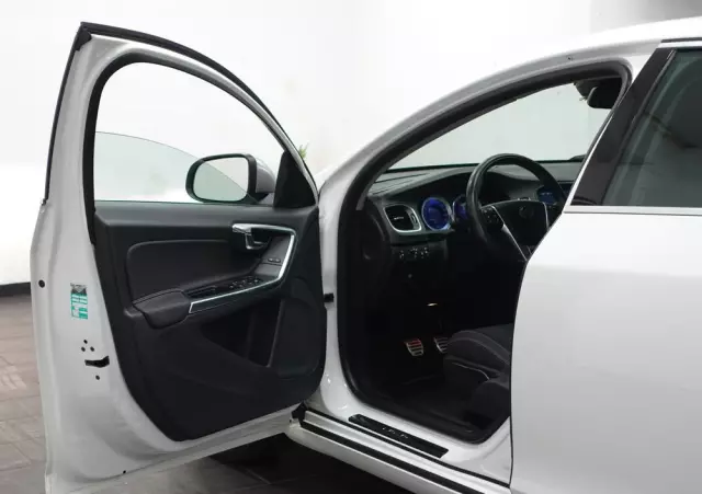 VOLVO V60 D3 R-Design