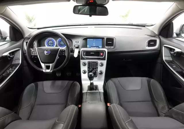 VOLVO V60 D3 R-Design