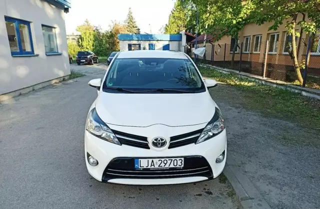 TOYOTA Verso 