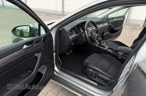 VOLKSWAGEN Passat Alltrack 