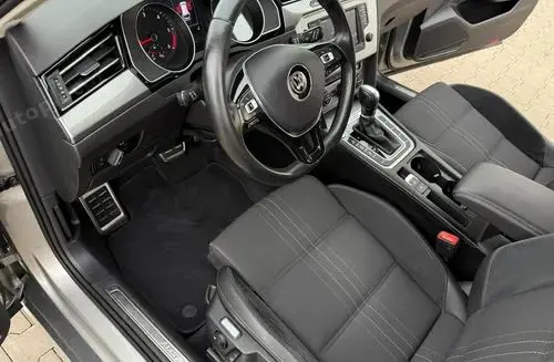 VOLKSWAGEN Passat Alltrack 