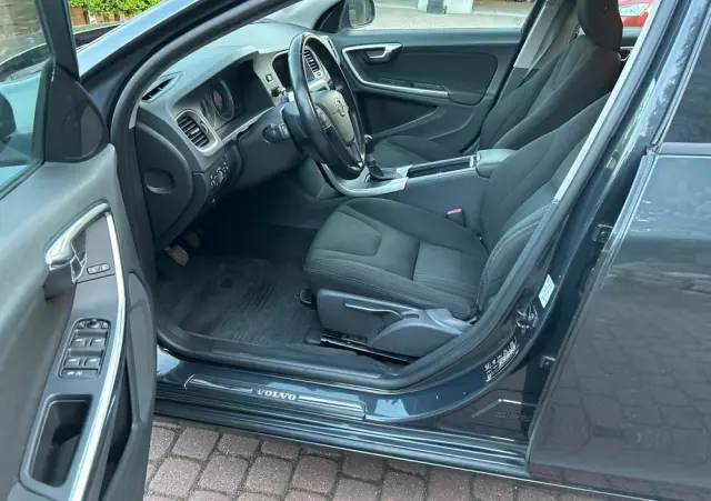 VOLVO V60 DRIVe