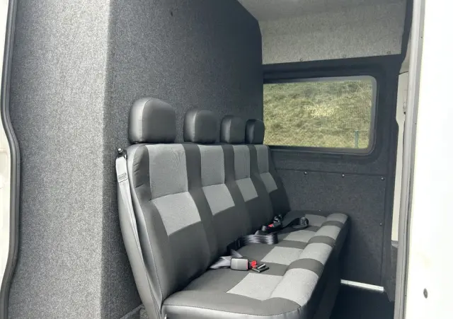 VOLKSWAGEN CRAFTER L2H2  2.0 TDI 7-osobowa brygadówka 