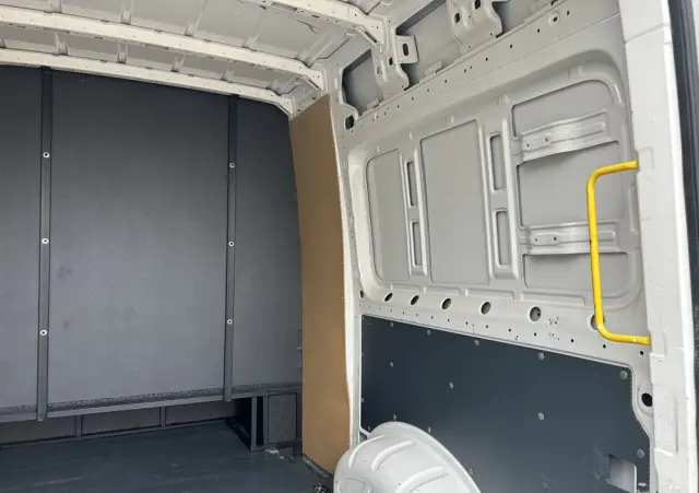 VOLKSWAGEN CRAFTER L2H2  2.0 TDI 7-osobowa brygadówka 