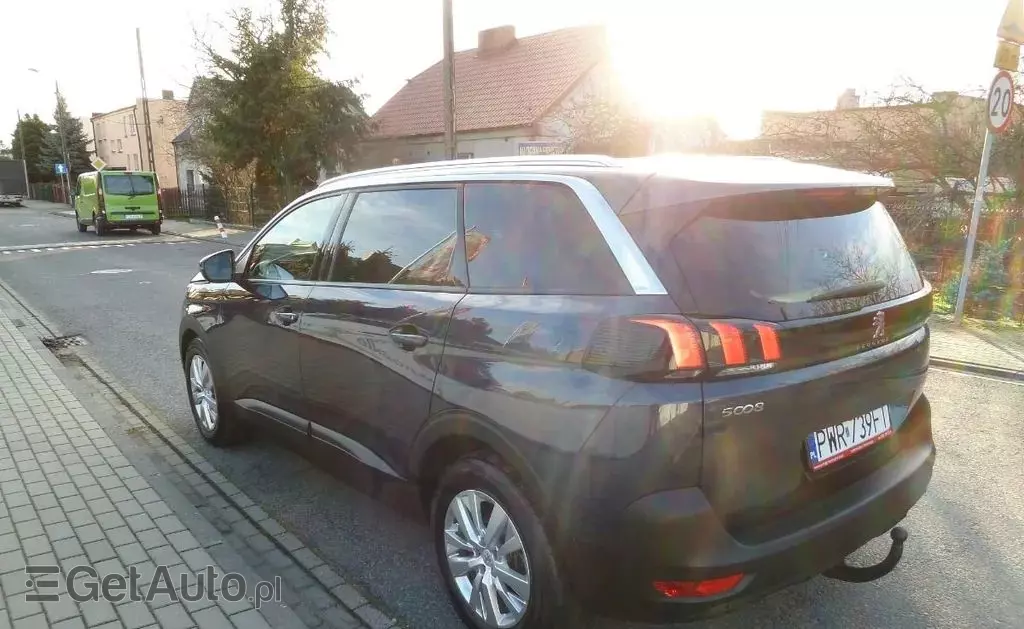 PEUGEOT 5008 