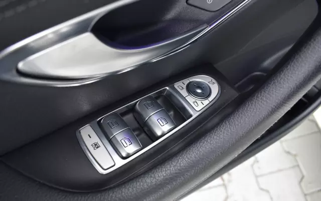 MERCEDES-BENZ Klasa E 220 d T 9G-TRONIC AMG Line