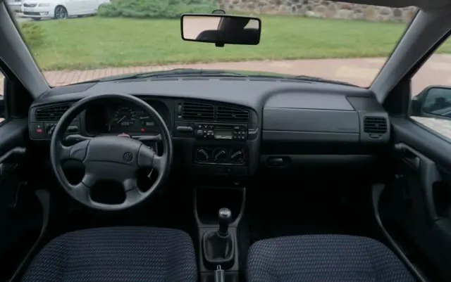 VOLKSWAGEN Vento 1.8 CL