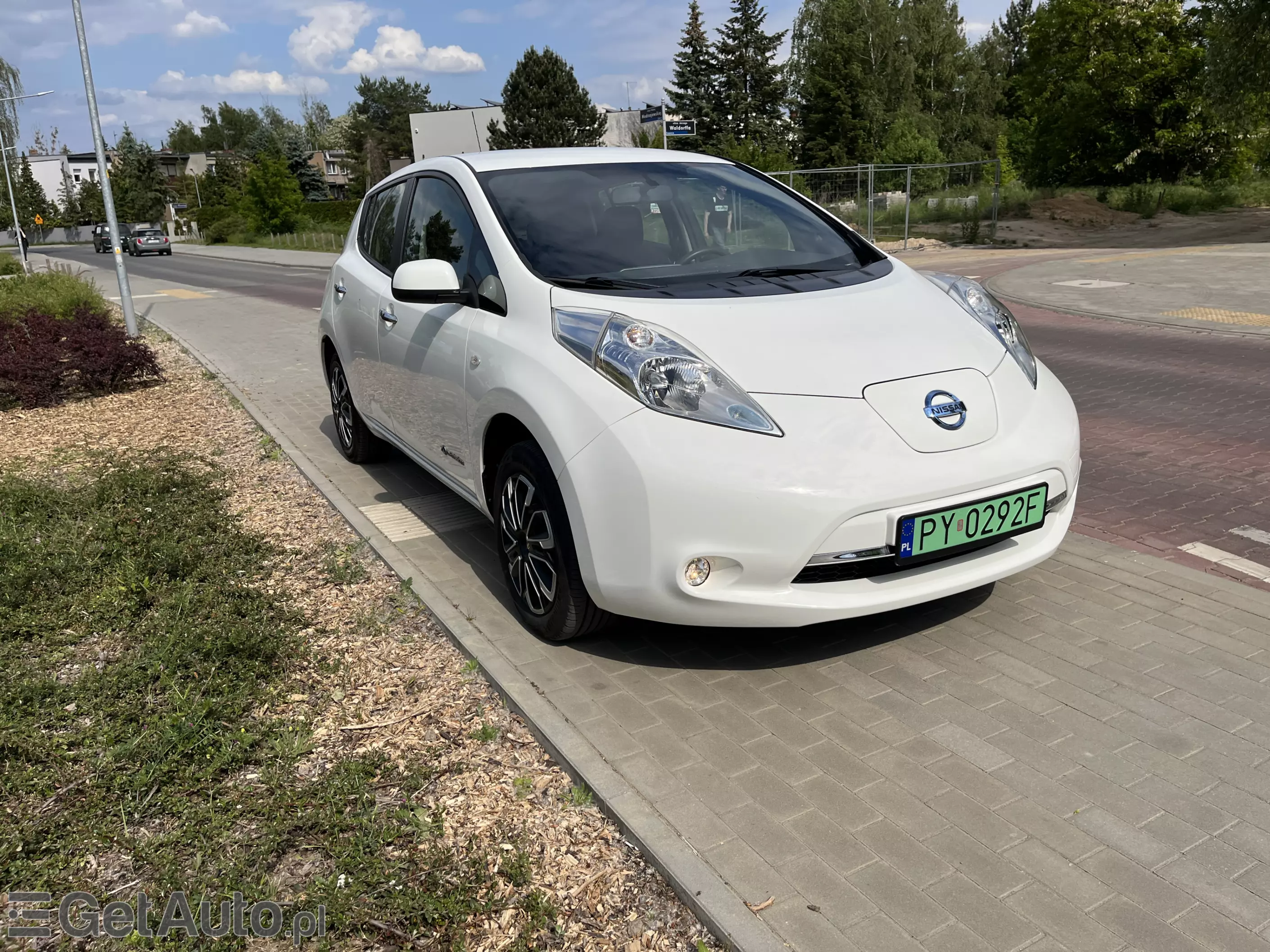 NISSAN Leaf 