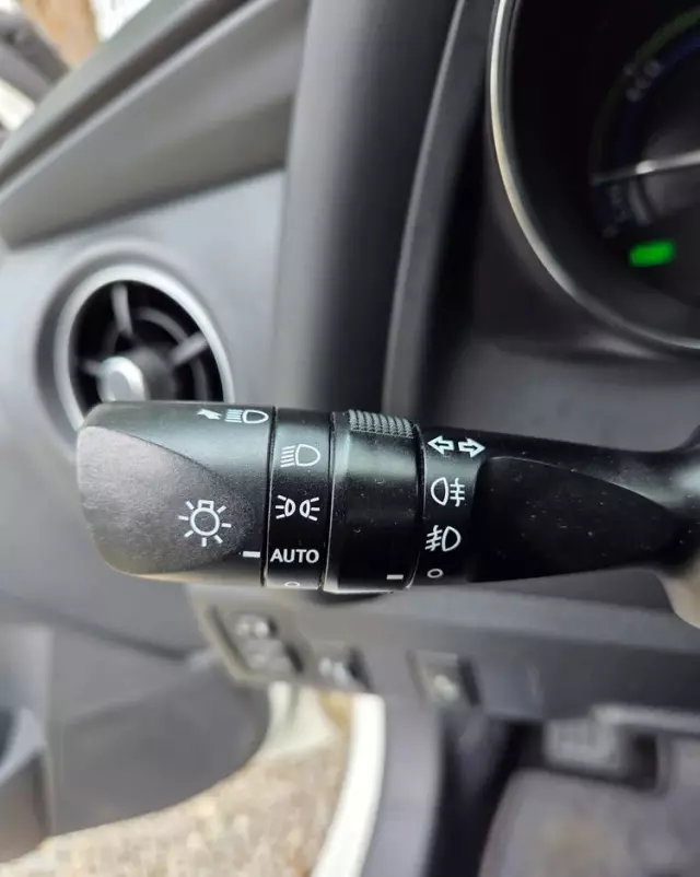 TOYOTA Auris 1.8 VVT-i Hybrid Automatik Touring Sports Edition