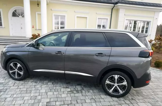 PEUGEOT 5008 