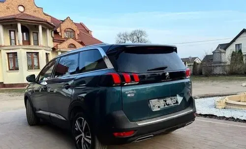 PEUGEOT 5008 