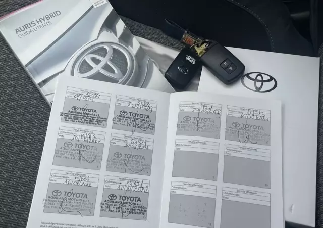 TOYOTA Auris 1.8 VVT-i Hybrid Automatik Executive