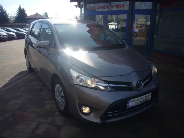 TOYOTA Verso 