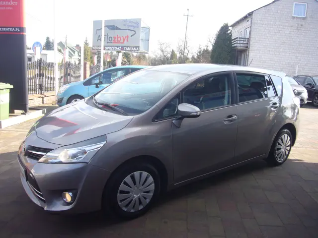 TOYOTA Verso 