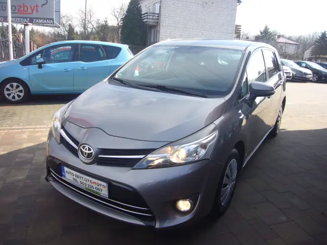 TOYOTA Verso 