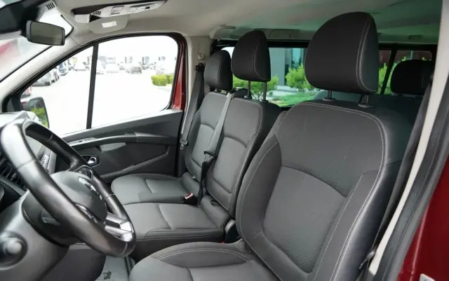 RENAULT TRAFIC III / BUS / 9 MIEJSC / 2022 ROK / PIERWSZY WŁAŚCICIEL / SERWISOWANY 