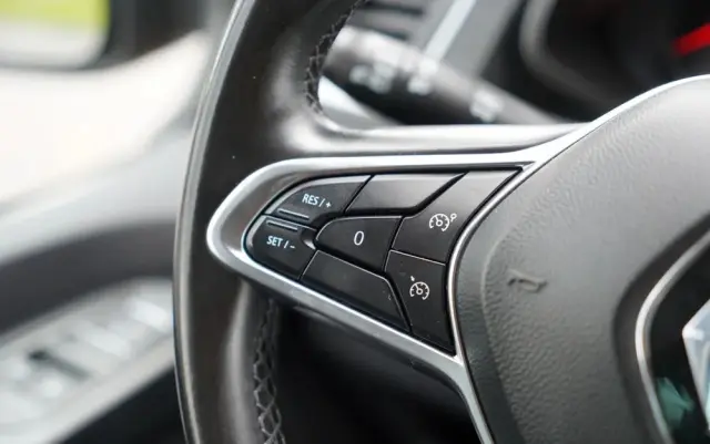 RENAULT TRAFIC III / BUS / 9 MIEJSC / 2022 ROK / PIERWSZY WŁAŚCICIEL / SERWISOWANY 