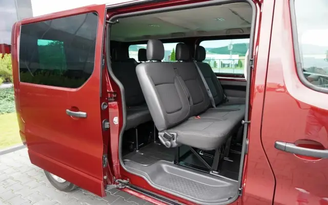 RENAULT TRAFIC III / BUS / 9 MIEJSC / 2022 ROK / PIERWSZY WŁAŚCICIEL / SERWISOWANY 