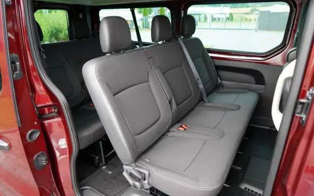 RENAULT TRAFIC III / BUS / 9 MIEJSC / 2022 ROK / PIERWSZY WŁAŚCICIEL / SERWISOWANY 