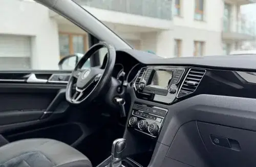 VOLKSWAGEN Golf Sportsvan 