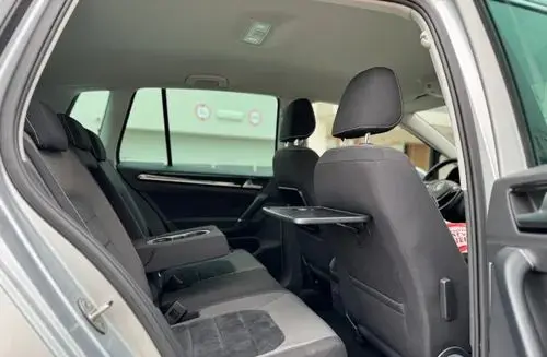 VOLKSWAGEN Golf Sportsvan 