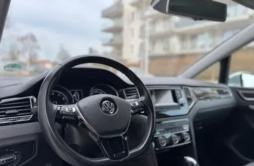 VOLKSWAGEN Golf Sportsvan 