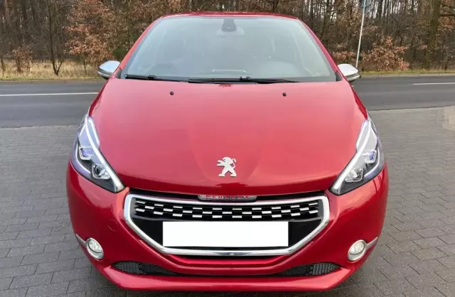 PEUGEOT 208 