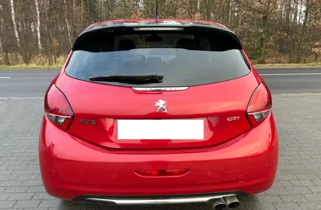 PEUGEOT 208 