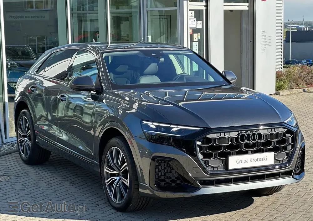 AUDI Q8 