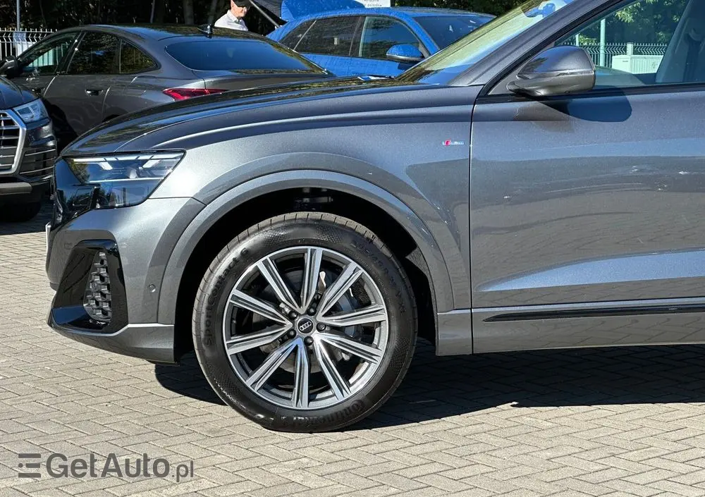 AUDI Q8 