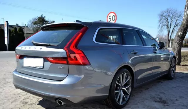 VOLVO V90 