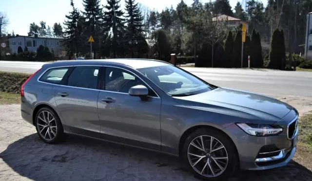 VOLVO V90 