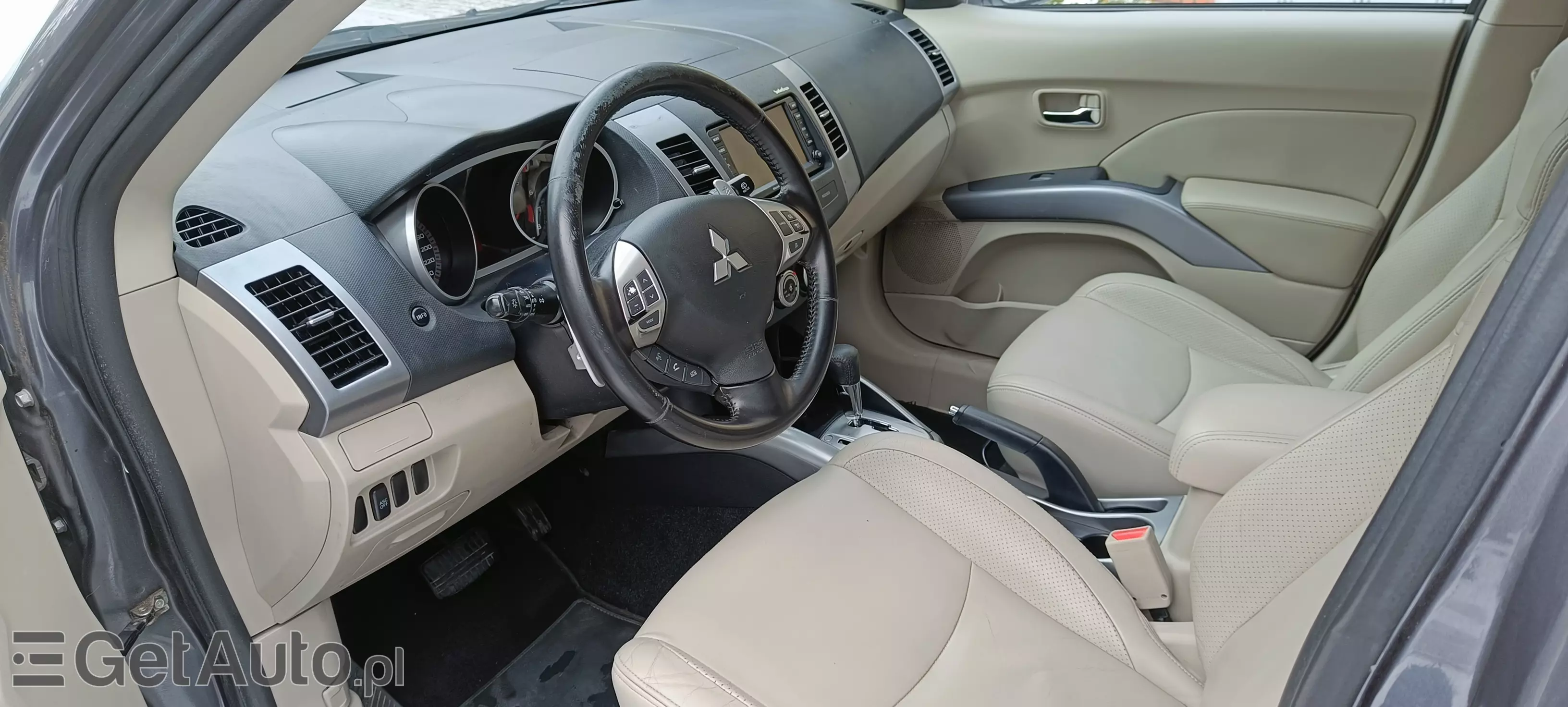 MITSUBISHI Outlander Instyle 4WD CVT