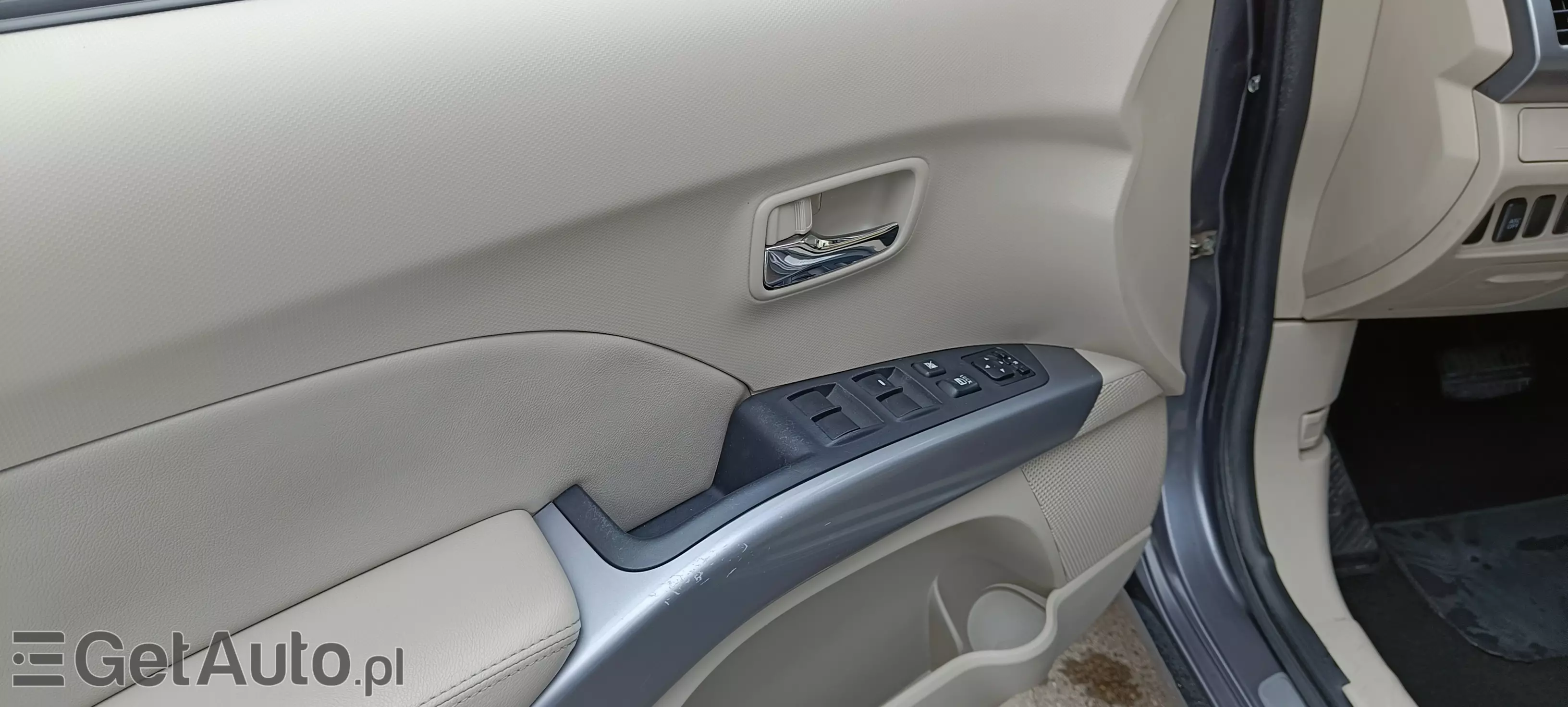 MITSUBISHI Outlander Instyle 4WD CVT