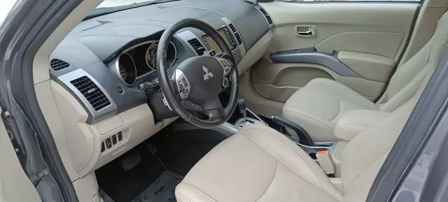 MITSUBISHI Outlander Instyle 4WD CVT