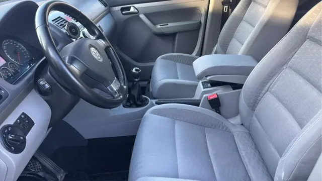 VOLKSWAGEN Touran 