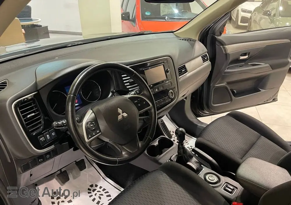 MITSUBISHI Outlander 2.2 DI-D 4WD Diamant Edition