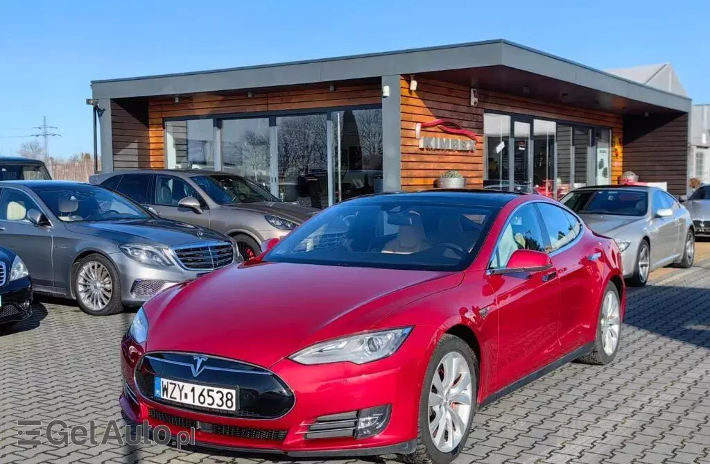 TESLA Model S 